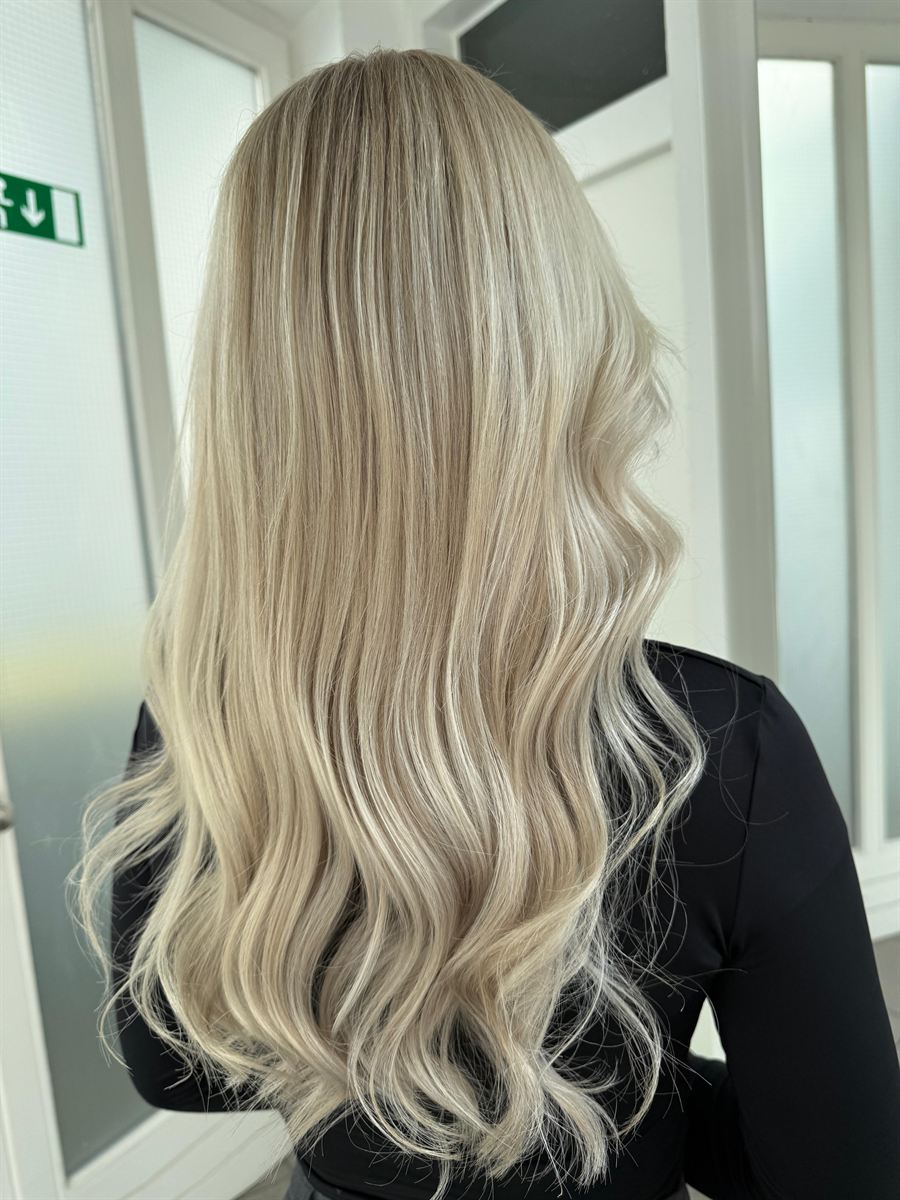 Helles Blond mit weichen Wellen und natürlichem Balayage-Verlauf, Rückansicht