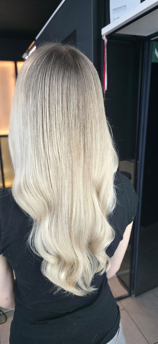 Platinblondes Langhaar mit weich auslaufendem Ansatz