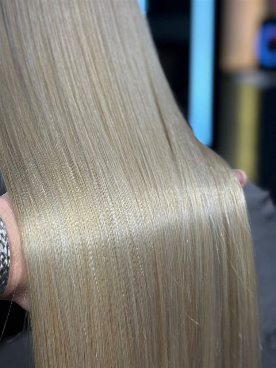 Spiegelglattes, glänzendes Blond nach Glossing