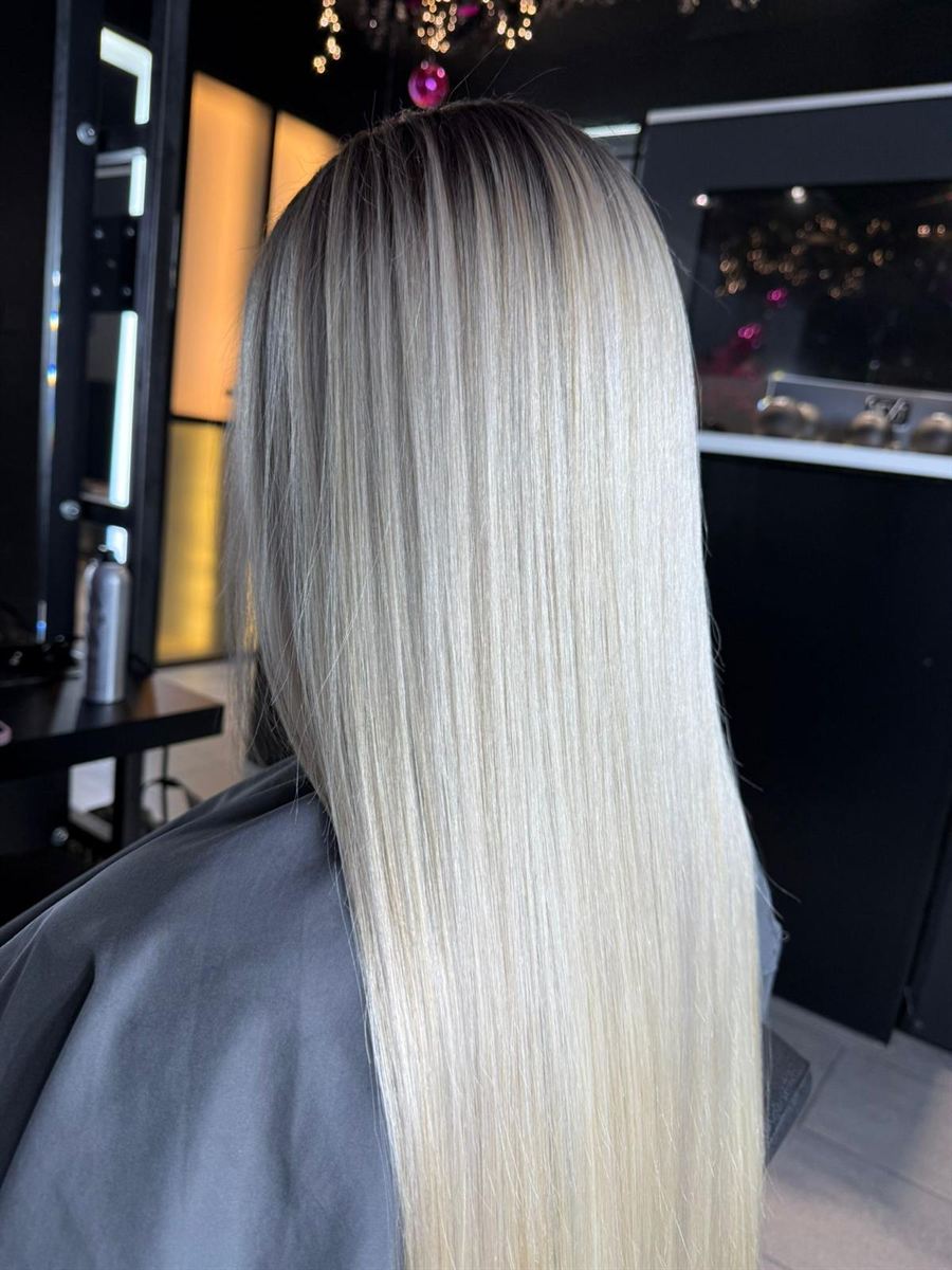 Sleekes Blond mit natürlichem Root Shadow