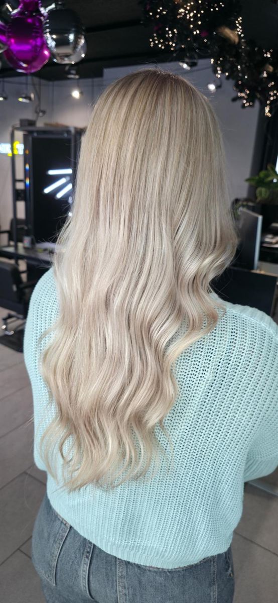 Aschblonde Balayage-Wellen, Rückansicht im Salon