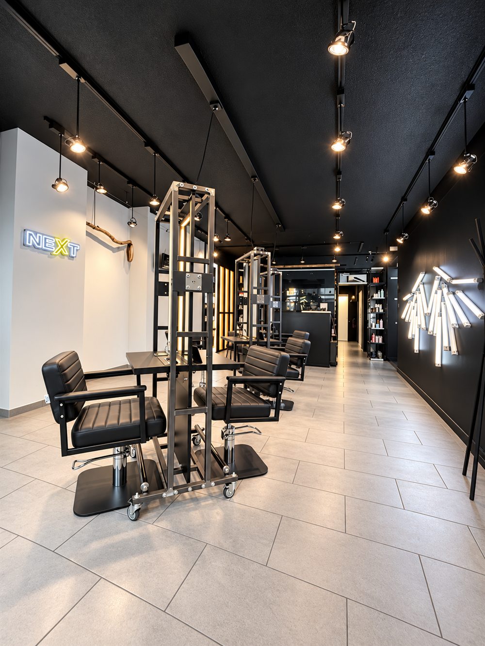 Salon von NEXT Hairstyling in Düren: Styling-Plätze, NEXT-Leuchtschrift und Lichtinstallation